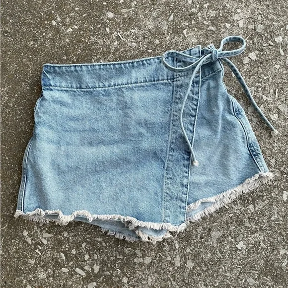 We The Free | Light Wash Distressed Denim Emmy Skort - Picture 4 of 11